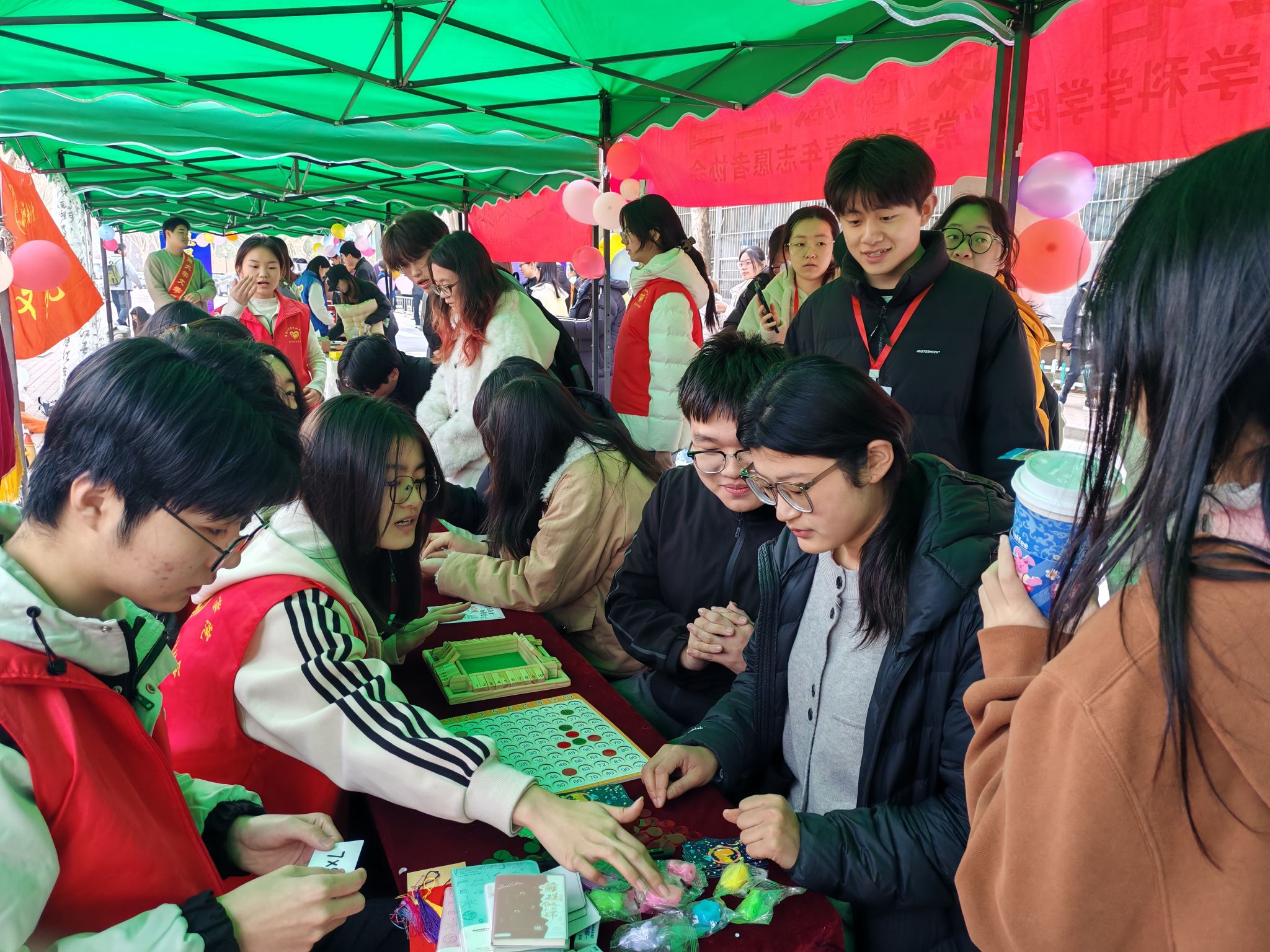 世俱杯买球官网网站亮相学雷锋志愿服务一条街